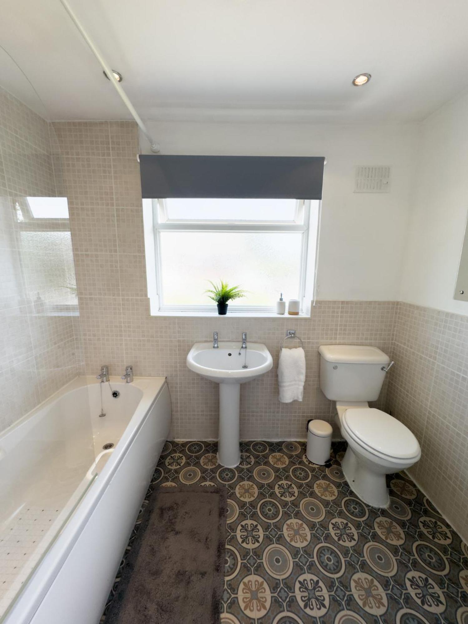 Rnm - Business Professionals Ready, Cost Effective For Large Stays! 3 Bedroom Lounge, Private Access & Entire Place, Kitchen & Washroom With Amenities, Smart Tv, Easy Access, Fast Wifi, Large Driveway, Great Transport Links, Near Worcester Hospital A Kültér fotó